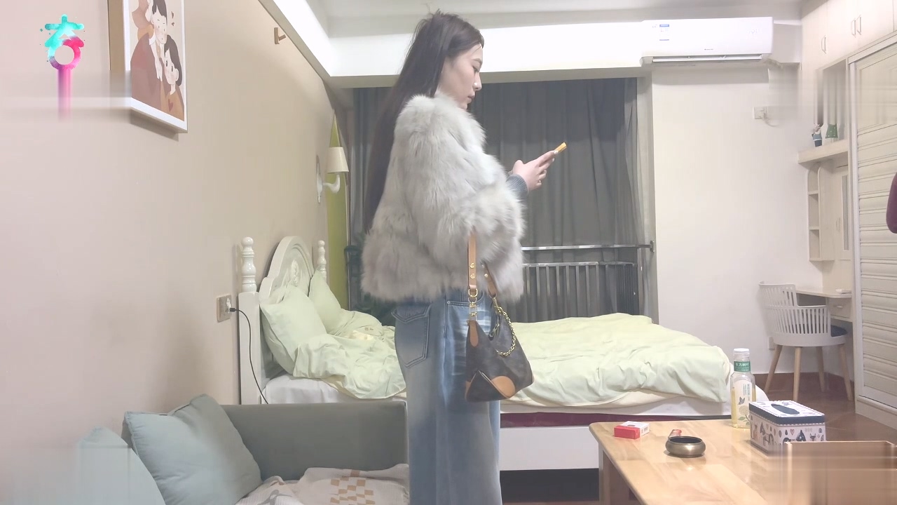 鹿逍遙探花 - 膚白貌美高挑正妹沙發扶屌入屄騎乘啪啪波濤洶湧